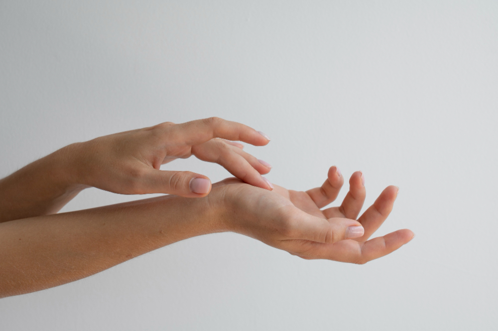 main droite qui gratte signification